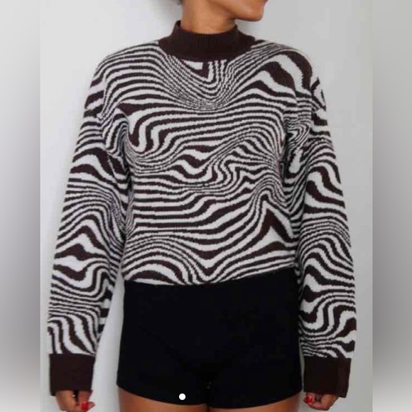 Divided• funky swirl brown and white cropped mock neck sweater size medium - Picture 1 of 7